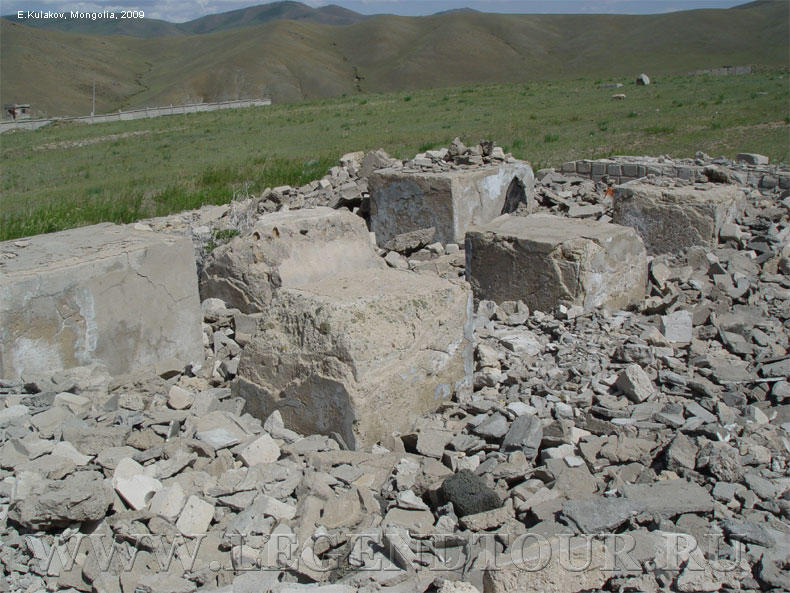 Фотография. Войсковая часть п.п. 76515. По характерным бетонным тумбам, скорее всего это был немагнитный павильон. Фото Е.Кулакова. 2009 год.